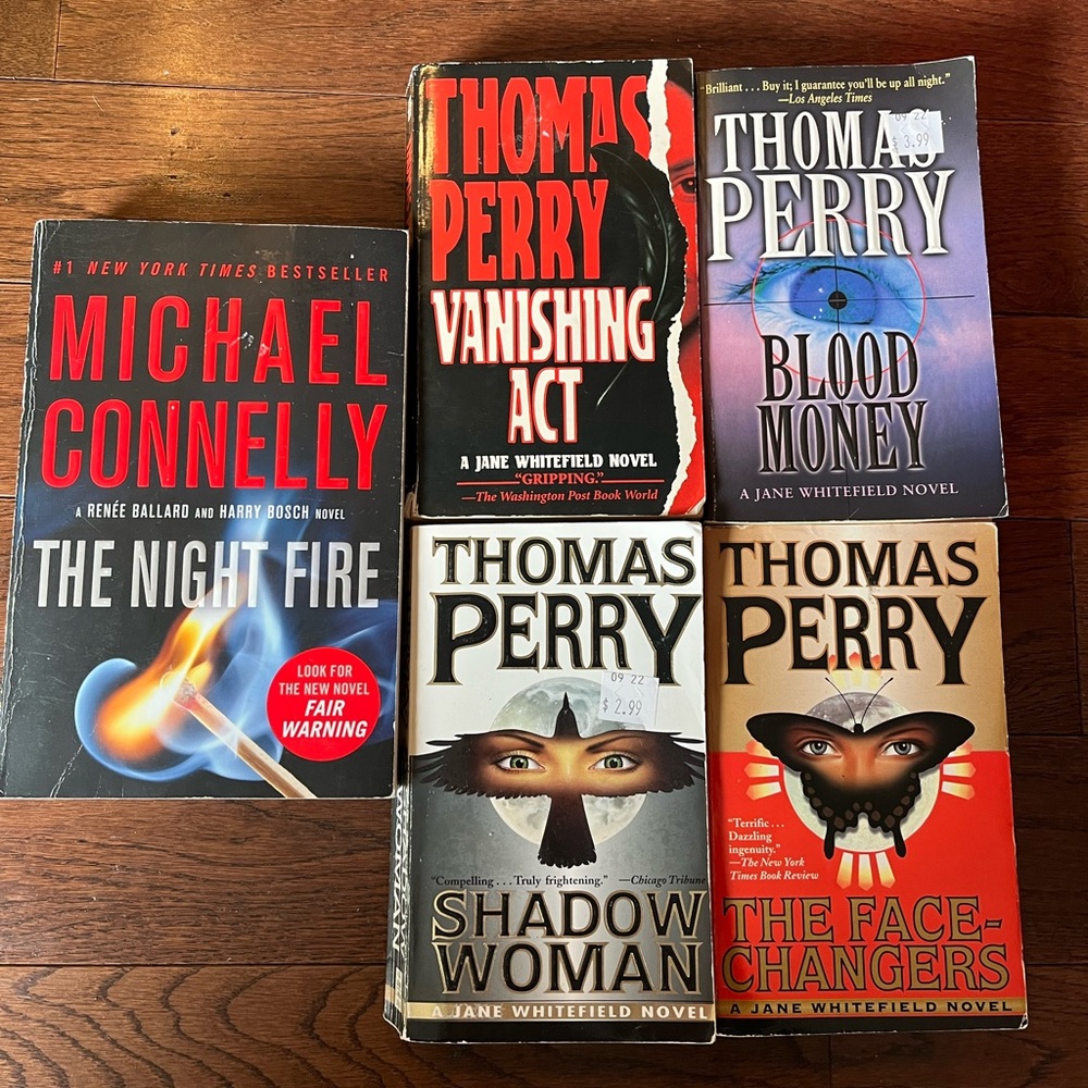 Book bundle: thriller paperbacks